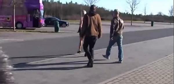 Gangbang mit geiler deutschen Frau mit geilen Silikonbrüsten und viel Bukkake ins Gesicht und auf die Möpse